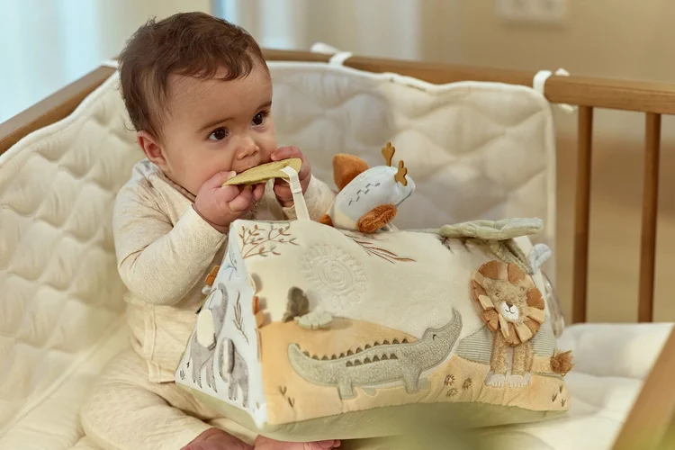 Miękki trójkąt aktywizujący Little Dutch Safari Friends z lusterkiem i gryzakiem