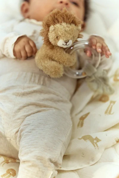 Niemowlę bawiące się grzechotką Lew Safari Friends Little Dutch