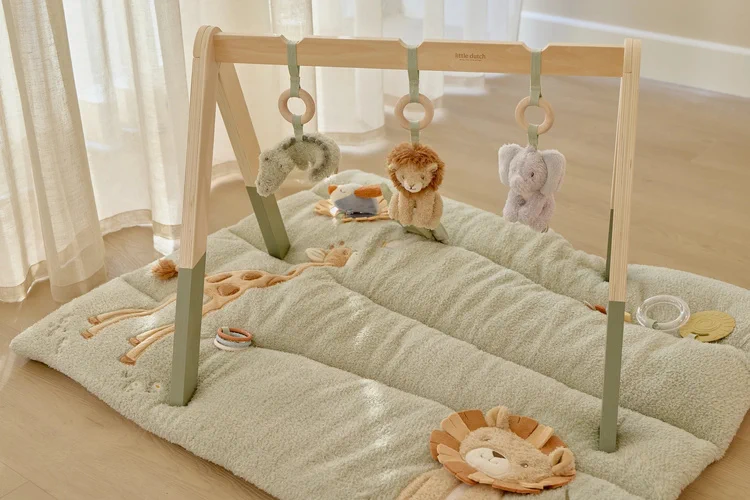 Niemowlę bawiące się pod pałąkiem Safari Friends Little Dutch