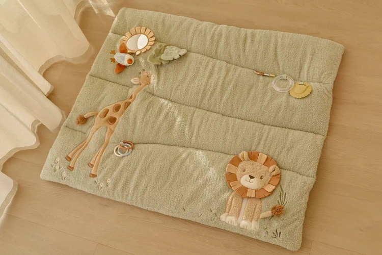 Niemowlę bawiące się na macie edukacyjnej Little Dutch Safari Friends
