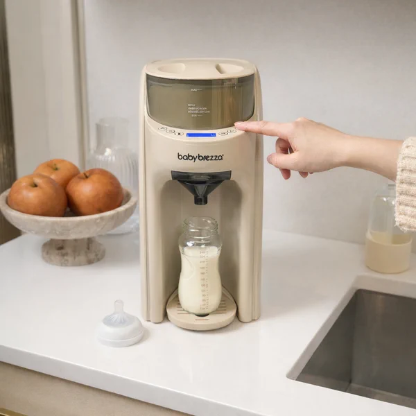 Baby Brezza Formula Pro Advanced podczas przygotowywania butelki