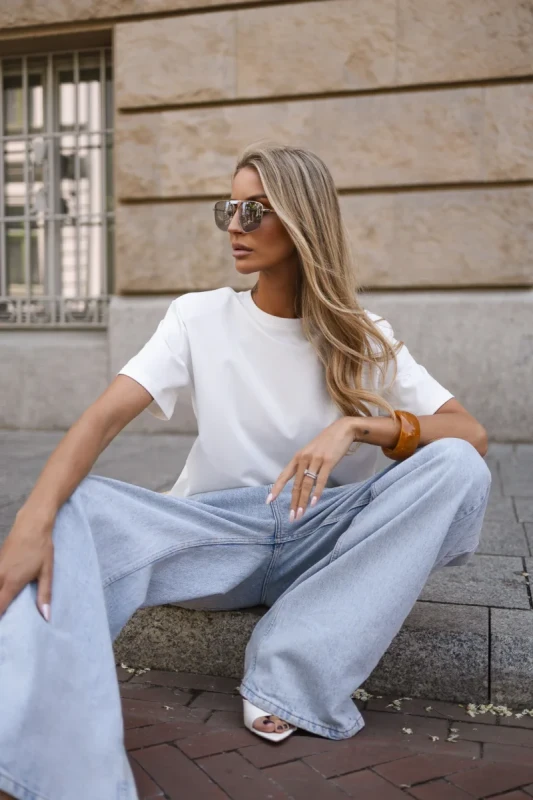 Biała koszulka damska basic Bopoco minimalistyczna stylizacja
