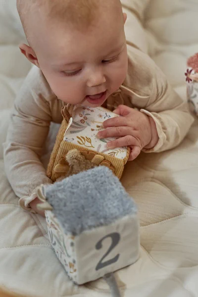 Little-Dutch-4-miekkie-kostki-aktywizujace-Safari-Friends-GRS-polkabubu-10.webp