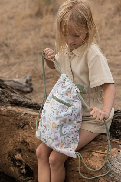Dziecko z workiem sportowym Safari Friends Little Dutch
