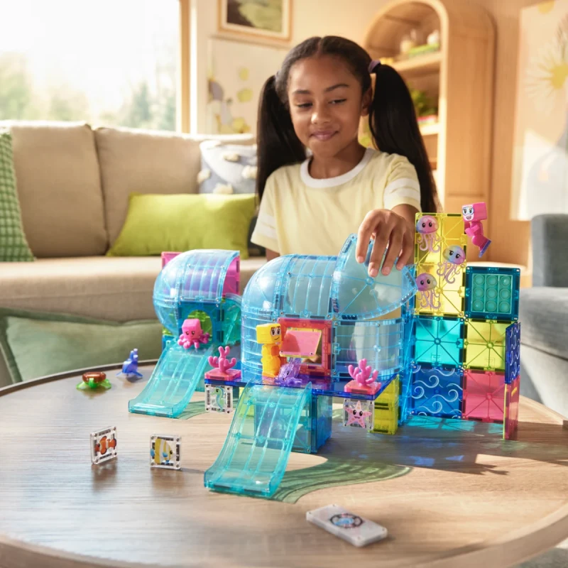 Dziecko budujące podwodny świat z klocków magnetycznych MAGNA-TILES