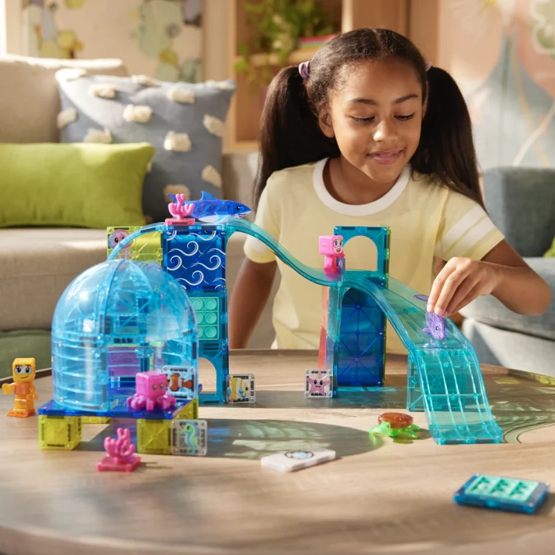 Zabawa zestawem MAGNA-TILES Undersea Adventure w pokoju dziecięcym