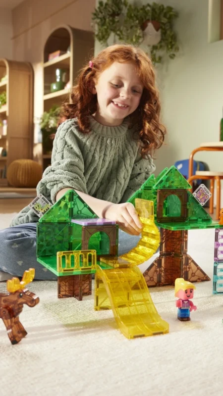 Dziecko budujące leśny domek z klocków magnetycznych MAGNA-TILES