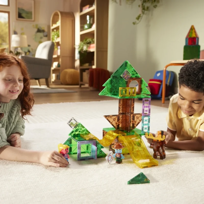 Dzieci bawiące się zestawem MAGNA-TILES Tree Top Adventure