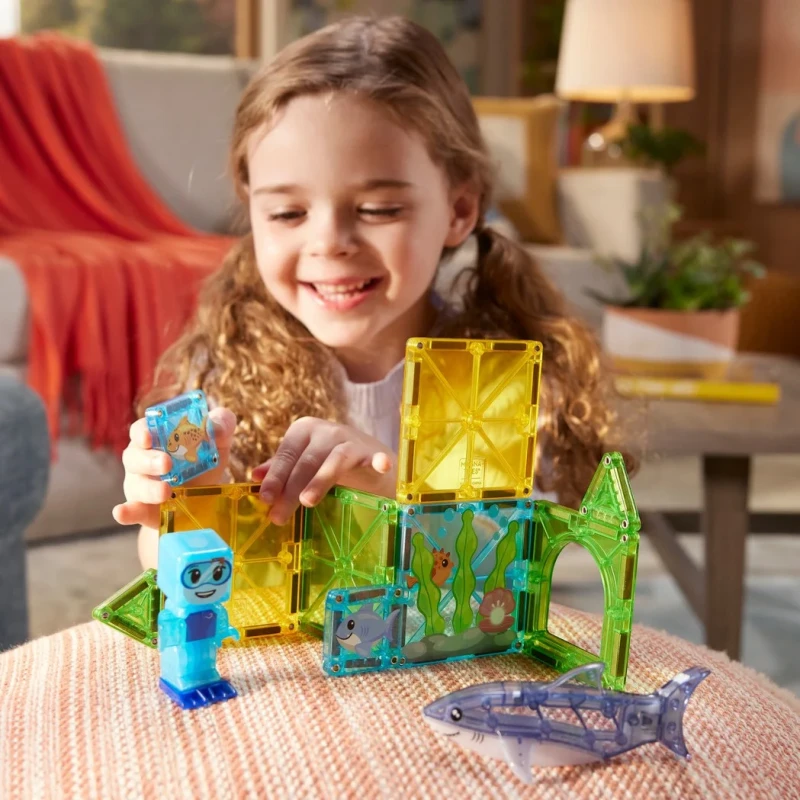 Dziewczynka bawi się klockami magnetycznymi MAGNA-TILES Shark Dive