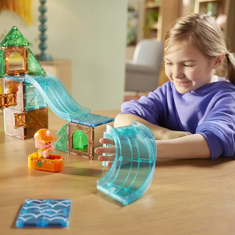 Dziewczynka buduje trasę z klocków magnetycznych MAGNA-TILES Raging Rapids