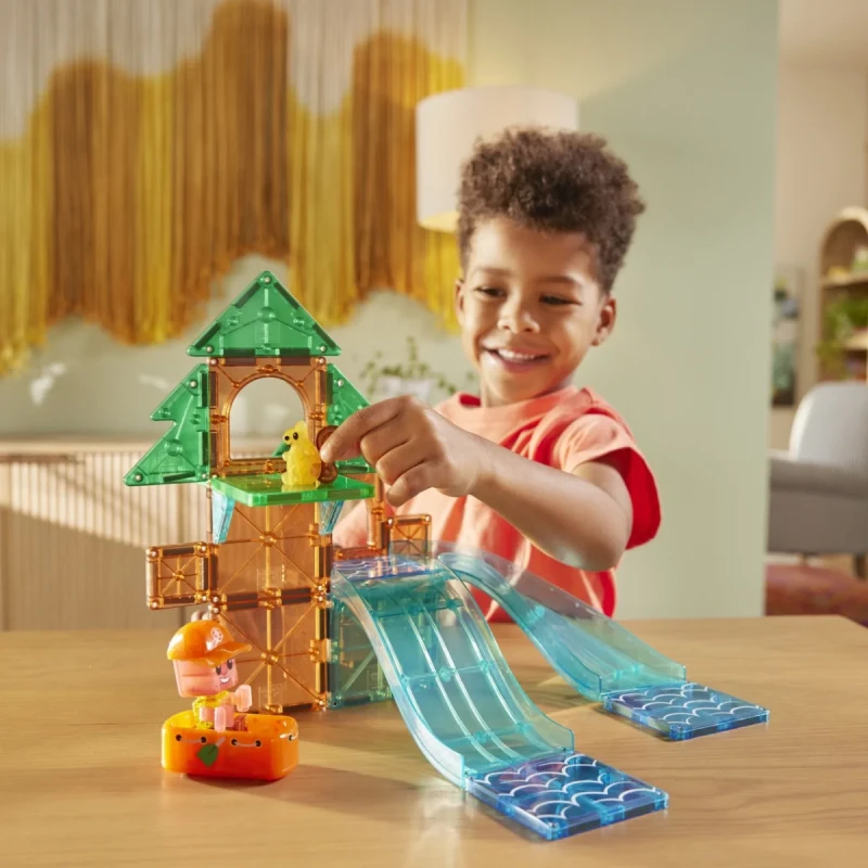 Chłopiec buduje leśną wieżę z zestawu MAGNA-TILES Raging Rapids