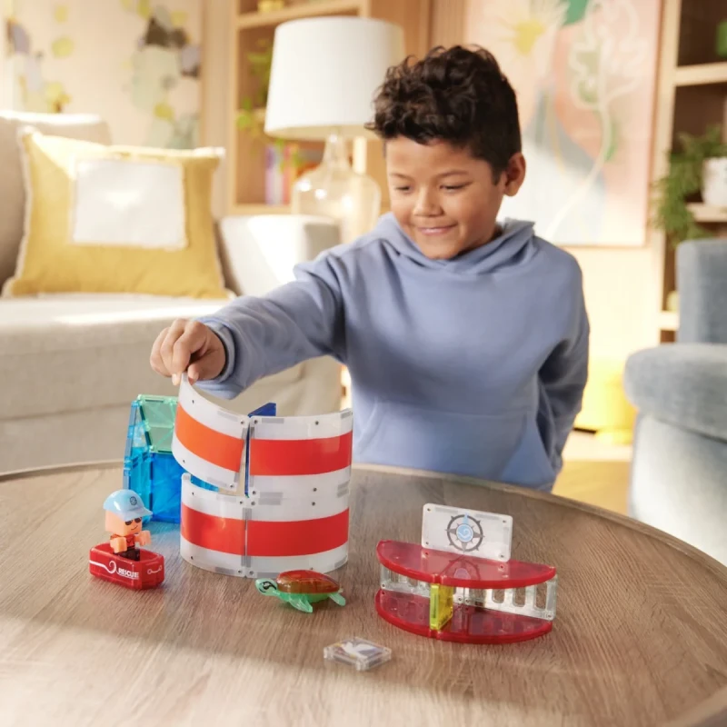 Dziecko buduje latarnię morską MAGNA-TILES Lighthouse Rescue
