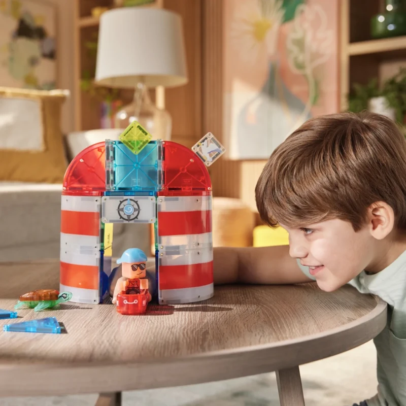 Chłopiec bawi się klockami magnetycznymi MAGNA-TILES Lighthouse Rescue
