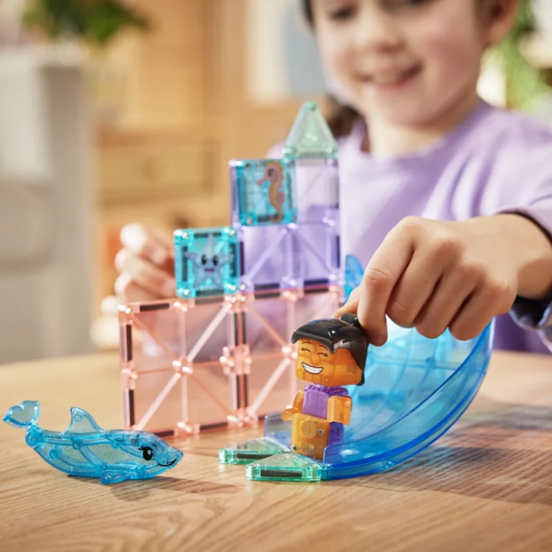 Zabawa zestawem MAGNA-TILES Dolphin Bay z oceaniczną falą