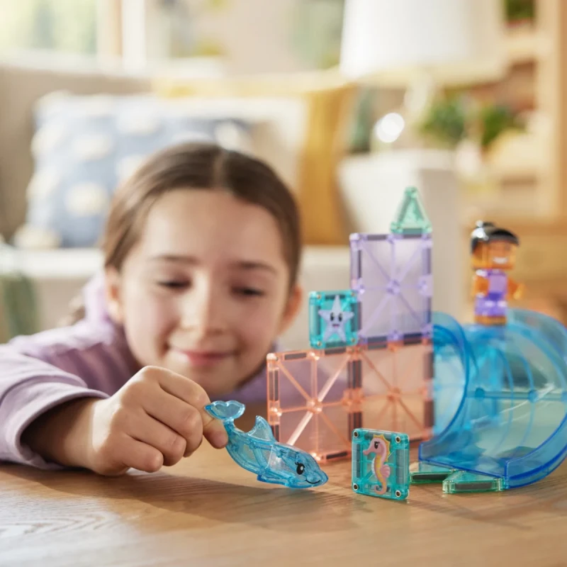 Dziewczynka bawi się delfinem MAGNA-TILES Dolphin Bay