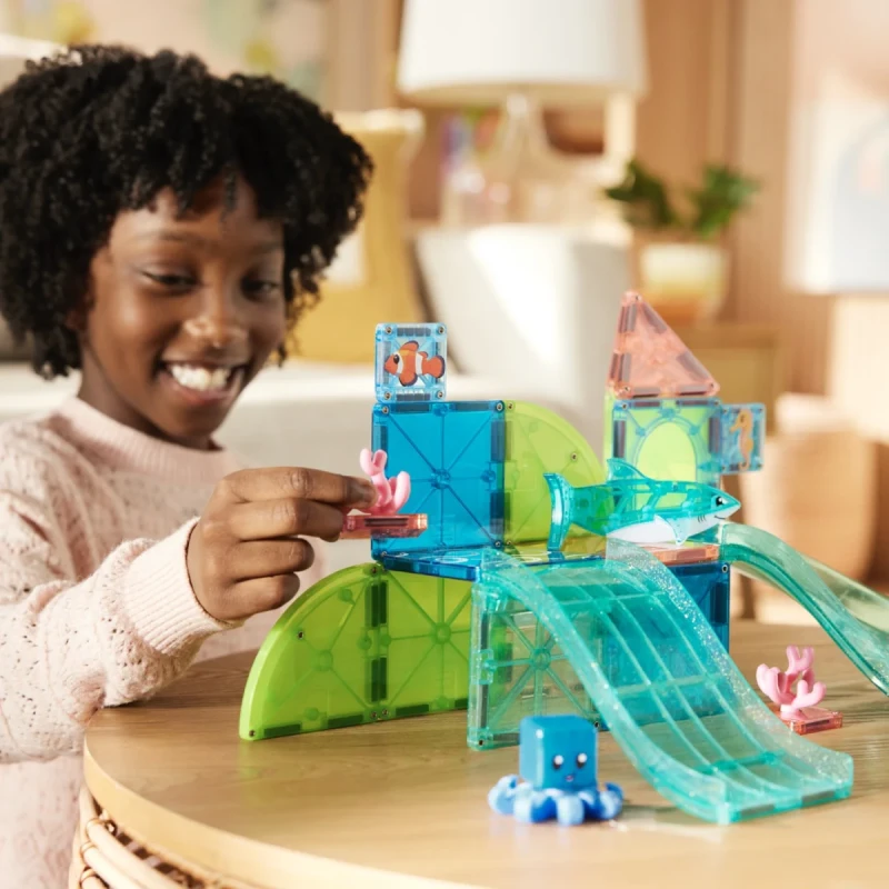 Dziewczynka buduje rafę koralową z klocków magnetycznych MAGNA-TILES