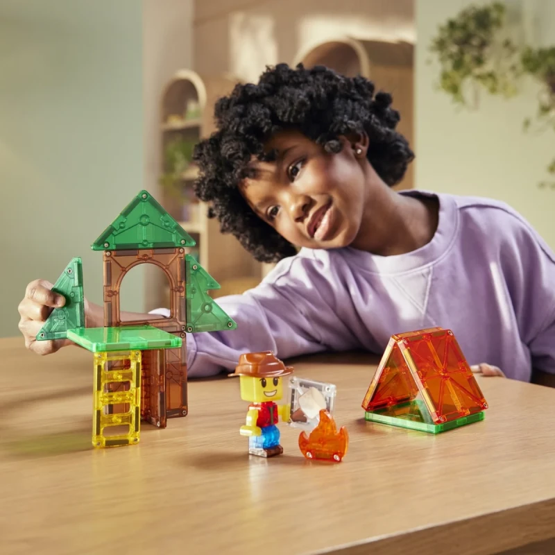 Dziewczynka buduje leśny domek z klocków magnetycznych MAGNA-TILES