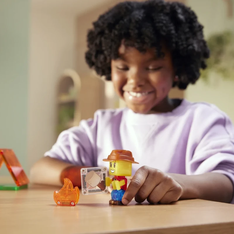 Dziecko bawi się figurką odkrywcy MAGNA-TILES Camp Out