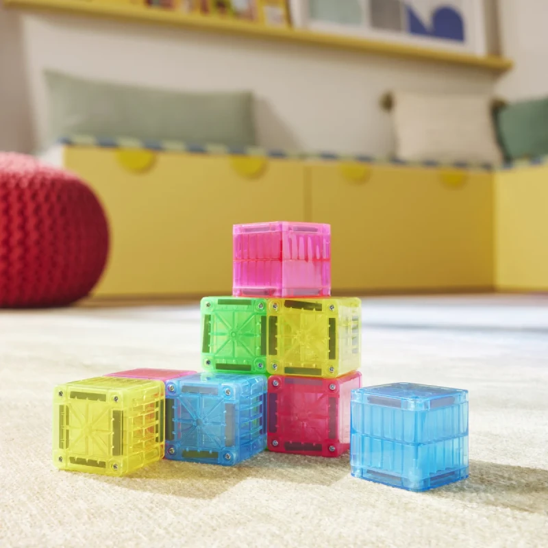 Magnetyczne kostki microMAGS Cubes ułożone w kolorową wieżę