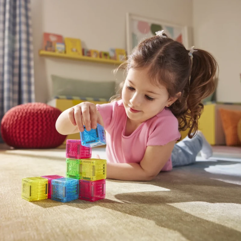 Dziewczynka buduje z magnetycznych kostek MAGNA-TILES microMAGS Cubes