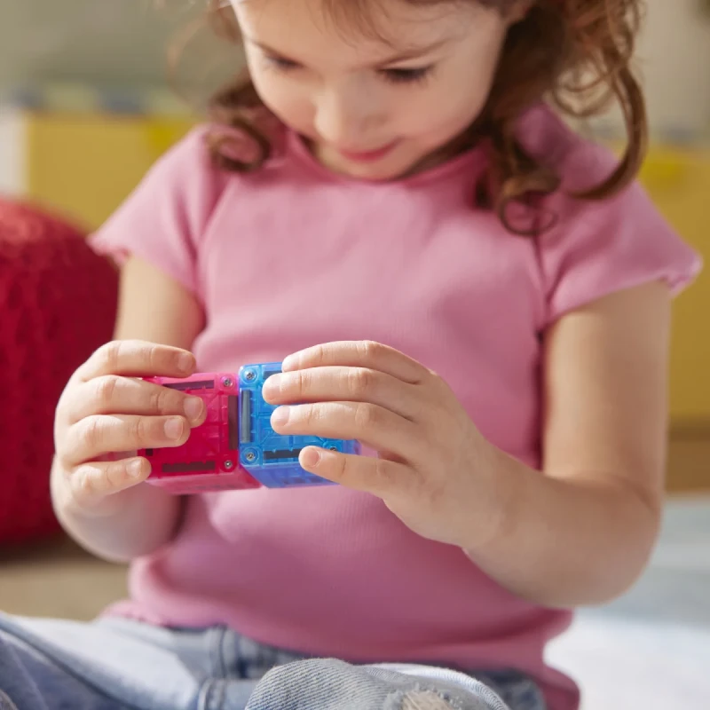 Dziecko łączy magnetyczne kostki MAGNA-TILES microMAGS Cubes