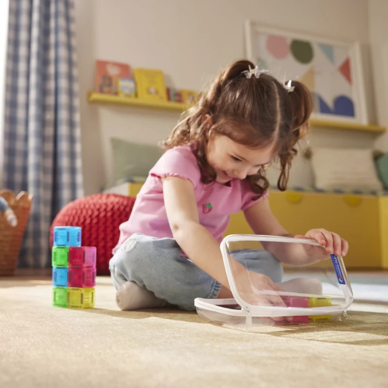 Dziewczynka chowa zestaw microMAGS Cubes do praktycznego etui
