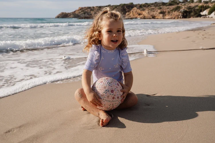 Dziecko z mini piłką Little Dutch Dreamy Mermaid nad morzem