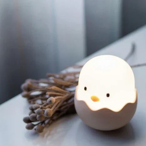 Lampka nocna Eggy Egg RGB z ciepłym światłem dla dziecka