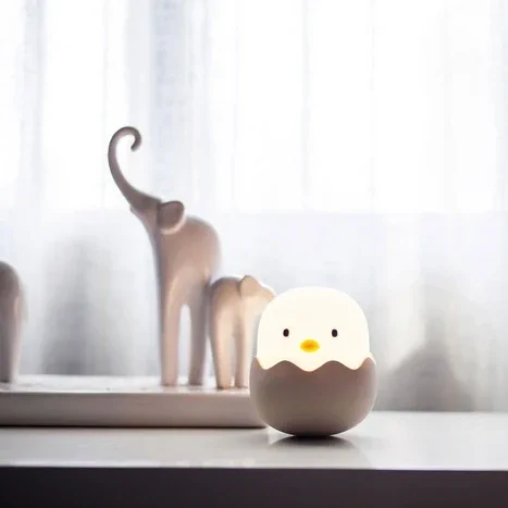 EGGY-EGG-LED-PISKLAK-dziecieca-lampka-nocna-Ciepla-biel-RGB-ze-sciemniaczem-polkabubu-9.webp