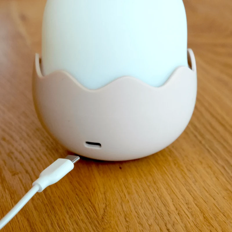 EGGY-EGG-LED-PISKLAK-dziecieca-lampka-nocna-Ciepla-biel-RGB-ze-sciemniaczem-polkabubu-14.webp