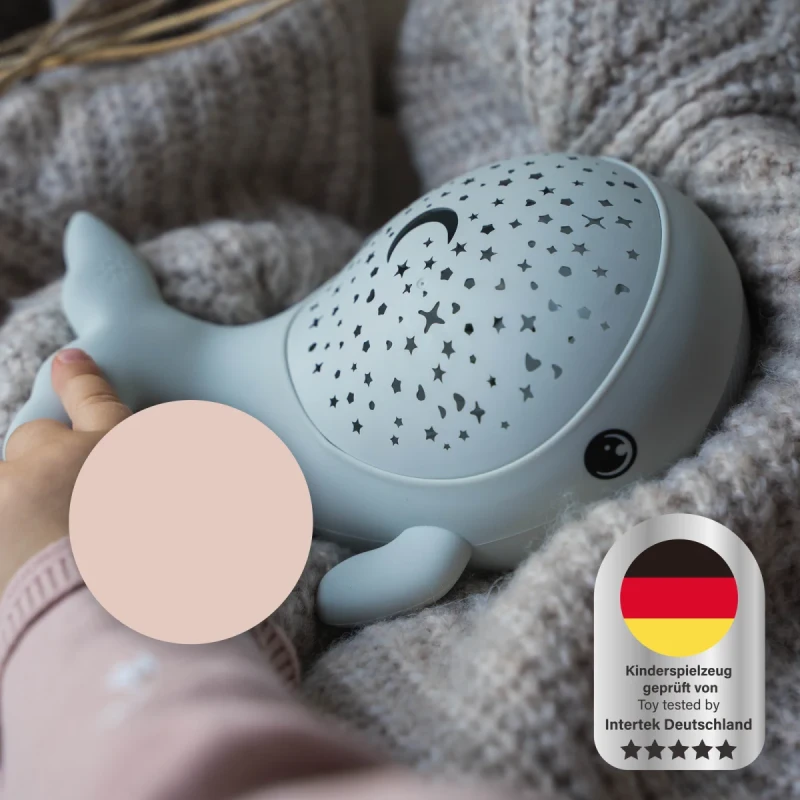 WILLY-WHALE-LED-WIELORYB-dziecieca-lampka-nocna-z-projektorem-gwiezdnego-nieba-Ciepla-biel-RGB-ze-sciemniaczem-polkabubu-11.webp