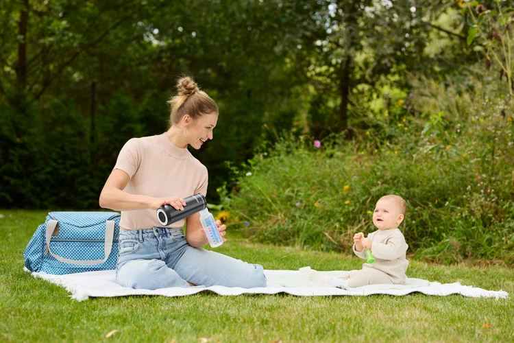 Podgrzewacz do mleka Baby Brezza podczas rodzinnego pikniku