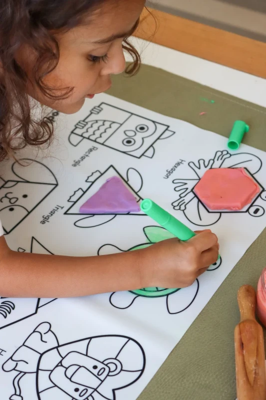 Nauka figur geometrycznych na silikonowej macie HeyDoodle dla dzieci
