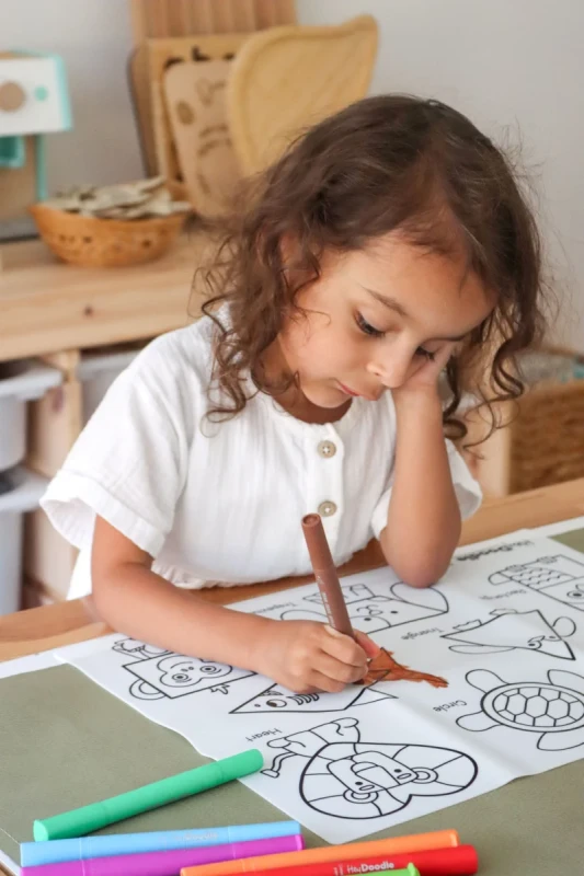Wielokrotna mata silikonowa HeyDoodle Kształty z kredkami dla dzieci