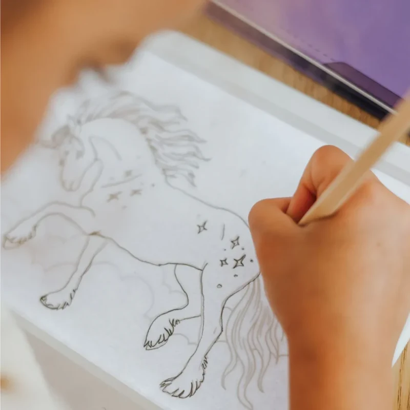 Dziecko odrysowujące jednorożca z wkładów KIDYDRAW PAD 8+
