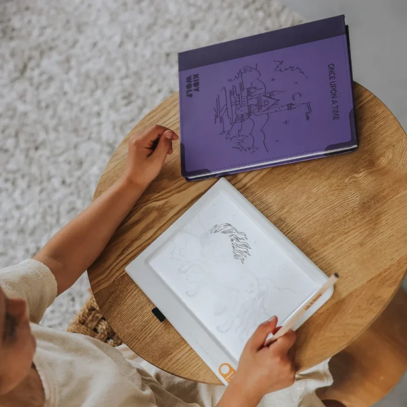 Dziecko rysujące jednorożca na podświetlanym tablecie KIDYDRAW PAD