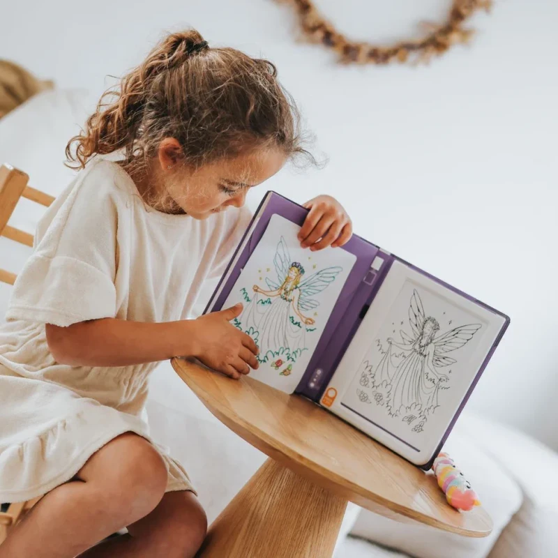 Dziecko pokazujące odrysowaną wróżkę KIDYDRAW PAD Once Upon a Time