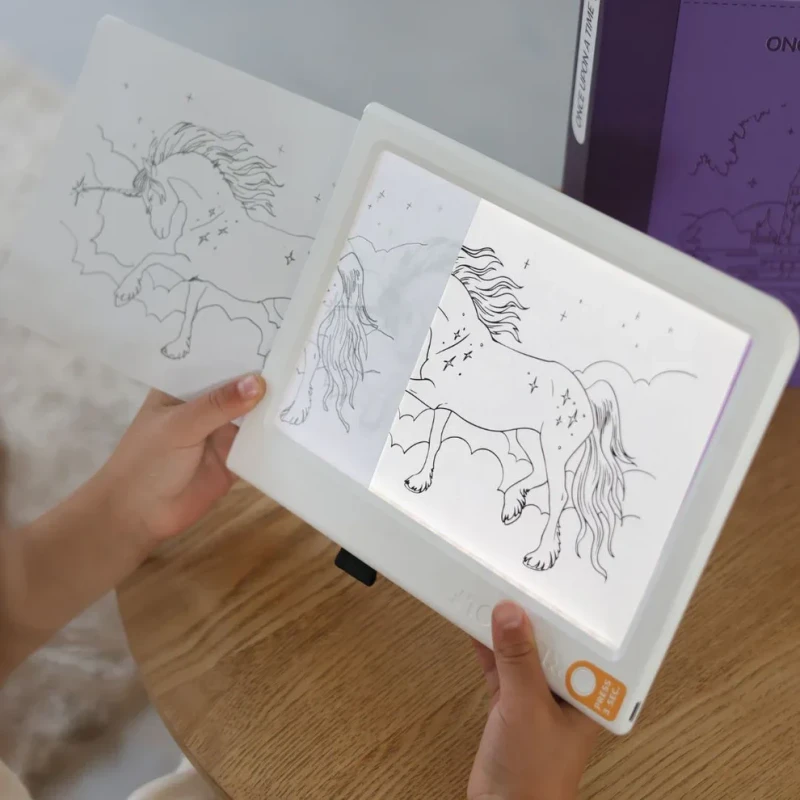 Odrysowywanie jednorożca na podświetlanym tablecie KIDYWOLF