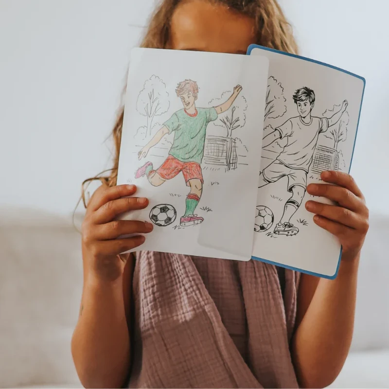 Dziecko pokazujące ilustrację piłkarza KIDYDRAW PAD KIDYWOLF