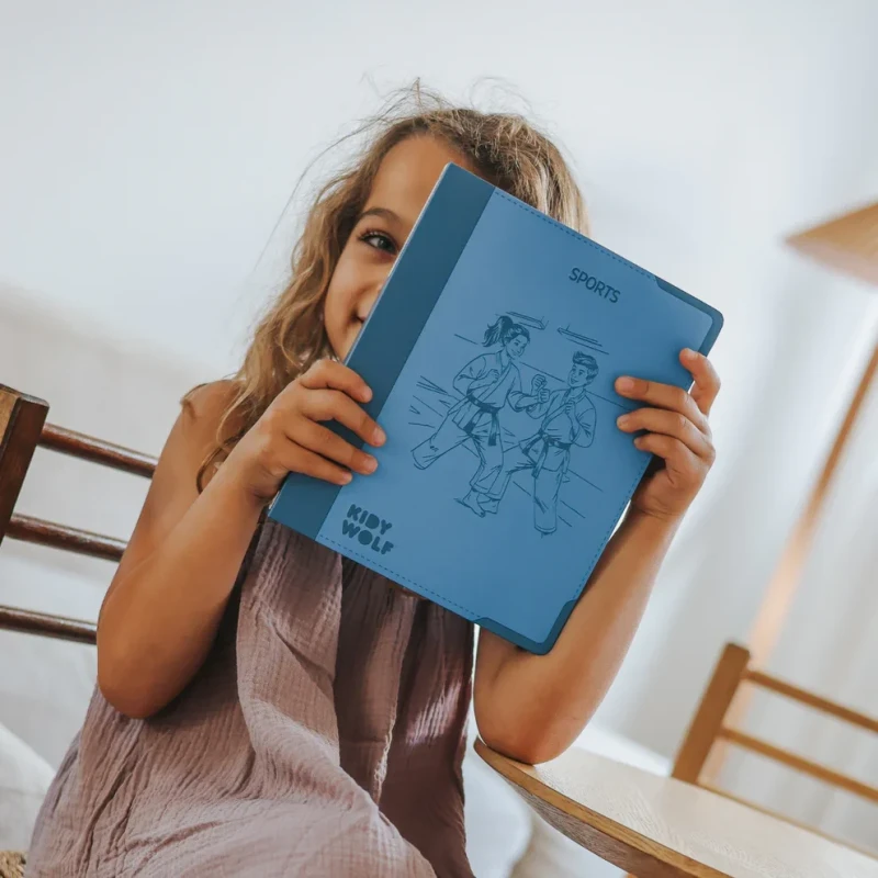 Dziecko trzymające wkłady KIDYDRAW PAD Sports KIDYWOLF