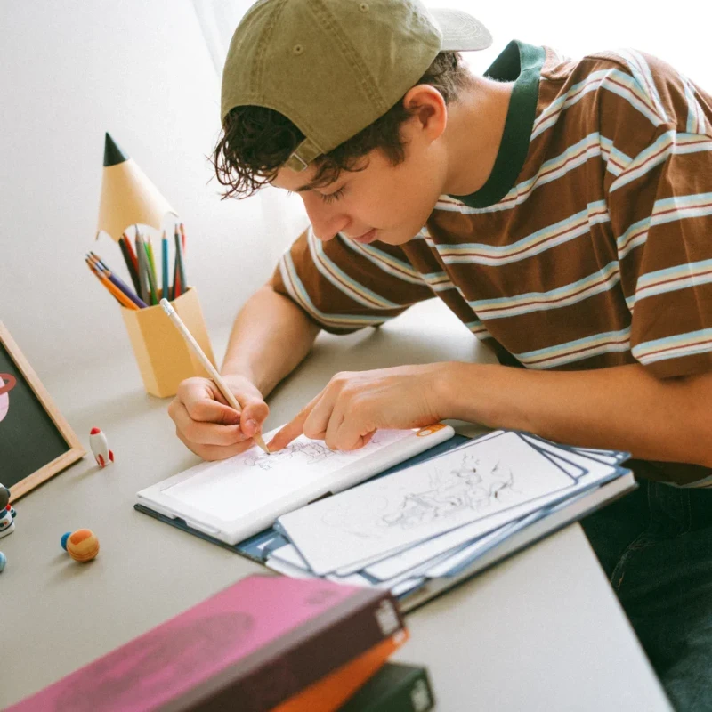 Starsze dziecko rysujące na podświetlanym tablecie KIDYDRAW PAD