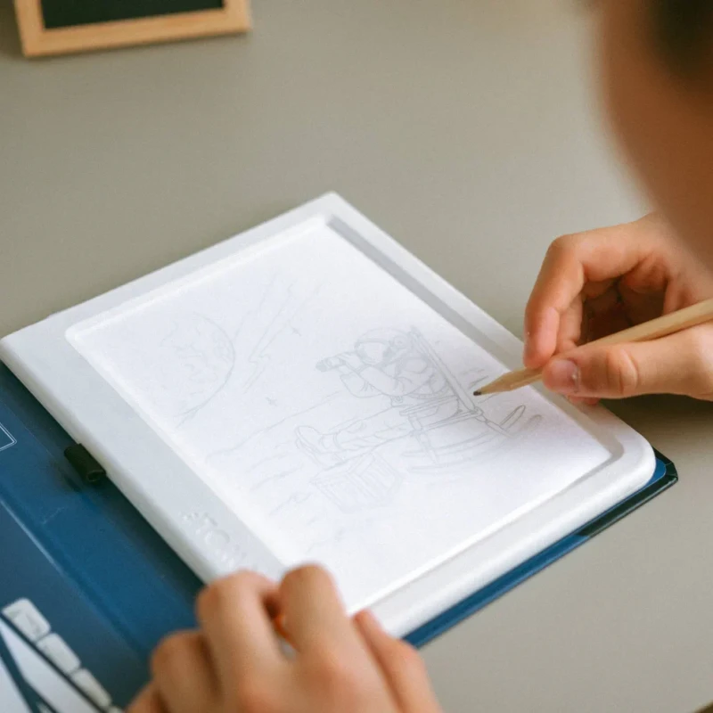 Odrysowywanie astronauty na podświetlanym tablecie KIDYDRAW PAD