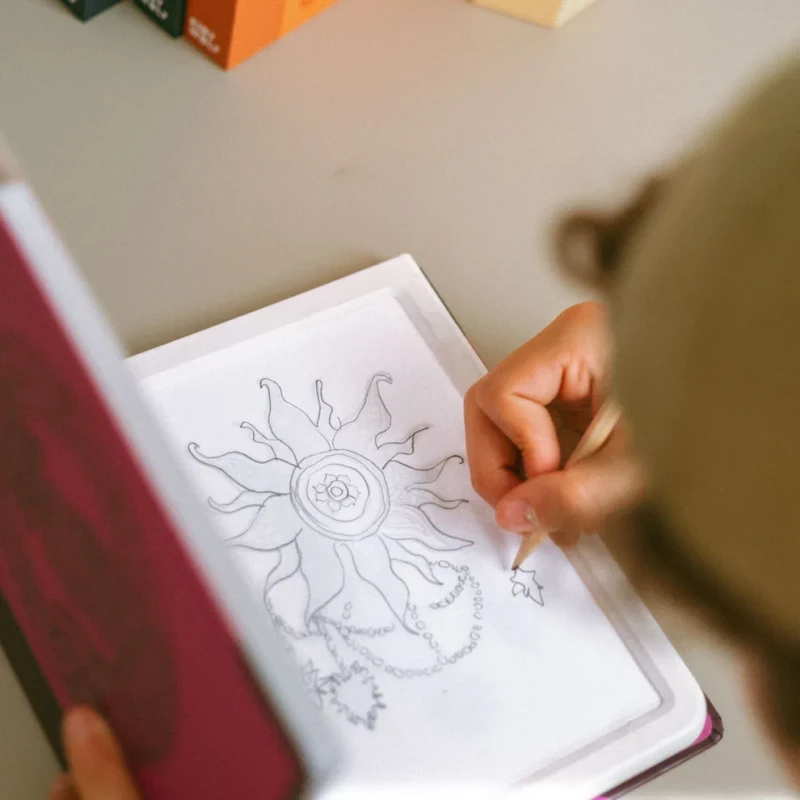 Odrysowywanie dekoracyjnego słońca na tablecie KIDYDRAW PAD Zen