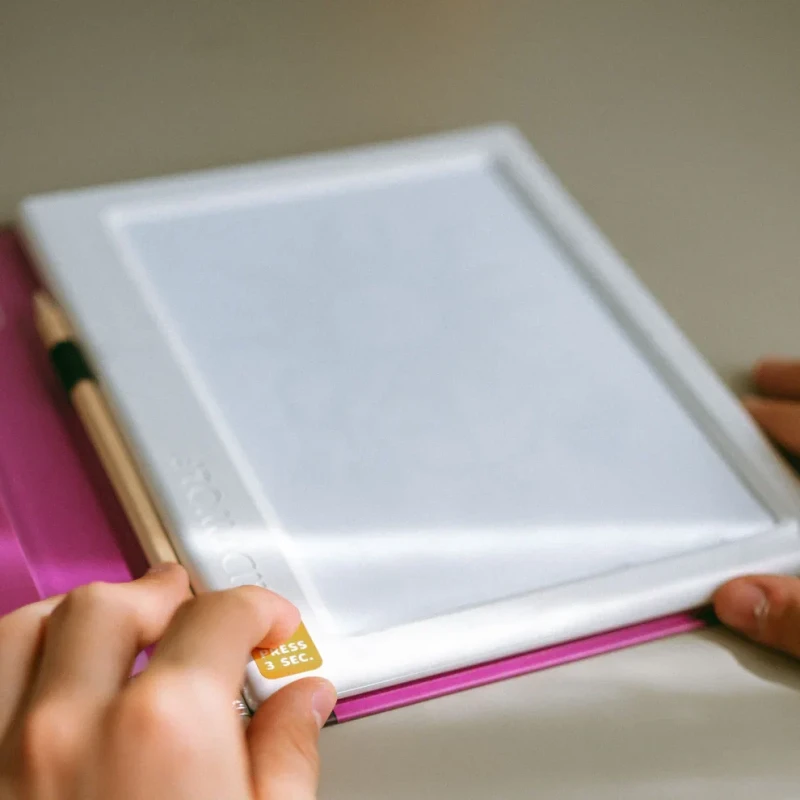 Tablet KIDYDRAW PAD zamocowany w magnetycznej książeczce Zen