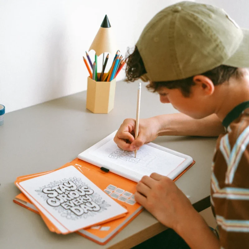 Dziecko odrysowujące dekoracyjny napis na tablecie KIDYDRAW PAD