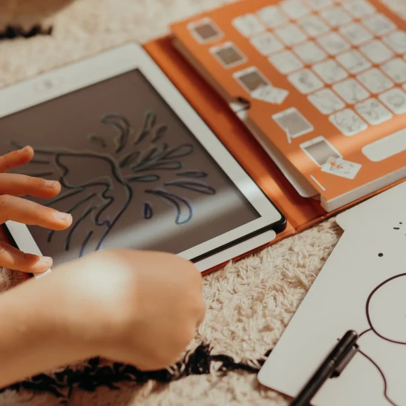 Dziecko rysujące dinozaura na tablecie KIDYDRAW MINI