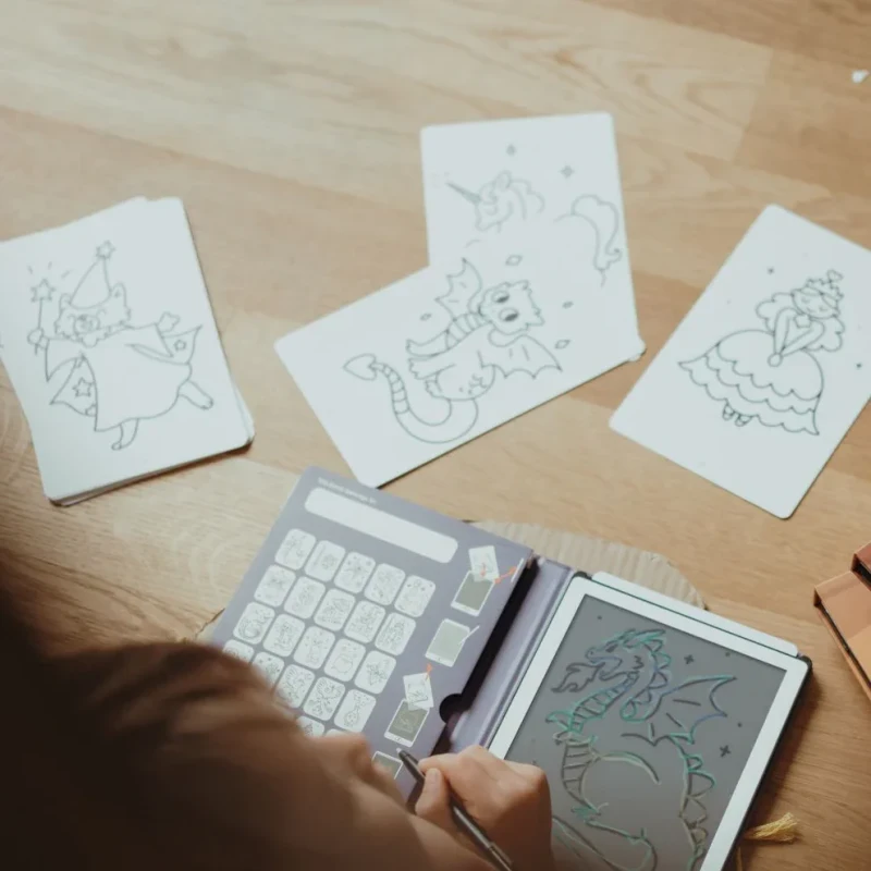 Dziecko odrysowujące smoka na tablecie KIDYDRAW MINI