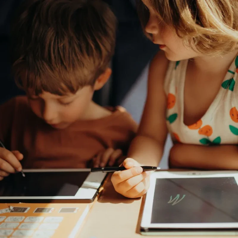 Dziecko rysujące zwierzę na ekranie tabletu KIDYWOLF