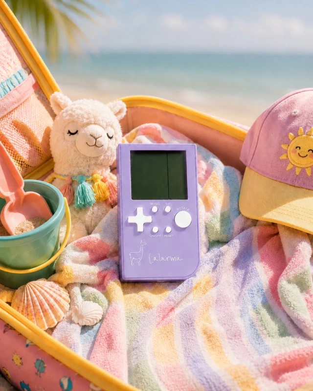 Fioletowa konsola Lalarma Pocket Game podczas podróży