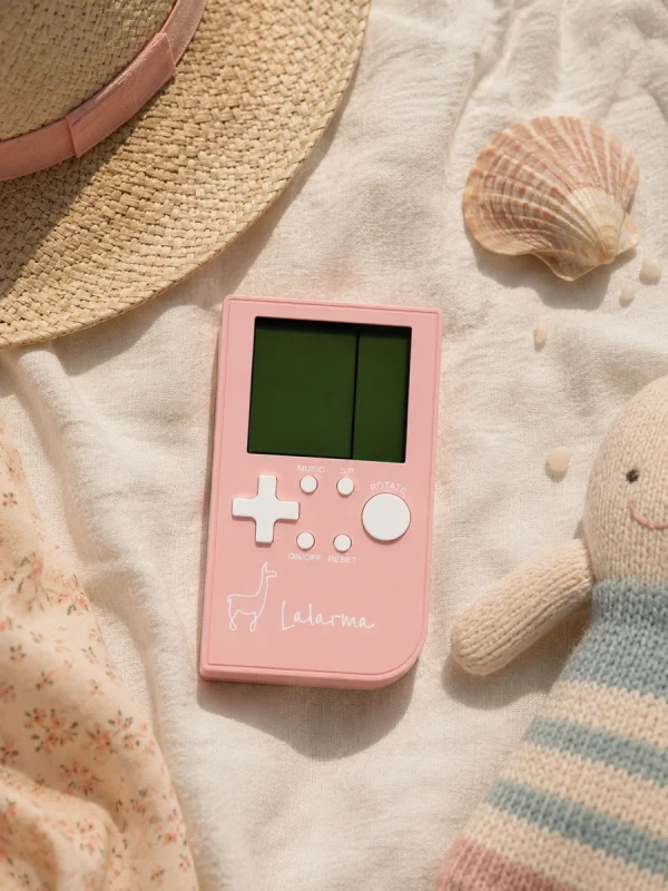 Różowa konsola Lalarma Pocket Game podczas wakacyjnego wyjazdu
